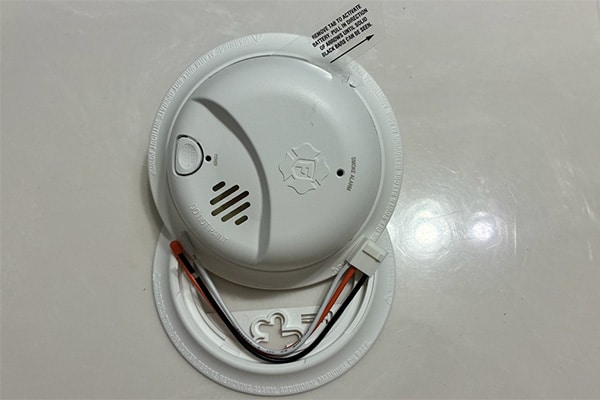 Smoke detector, bracket and wiring harness